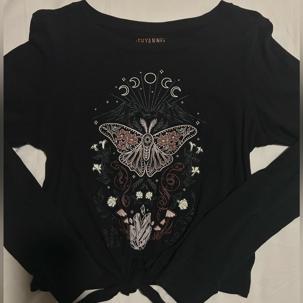 shyanne women’s long sleeve tie front butterfly graphic in a size small.